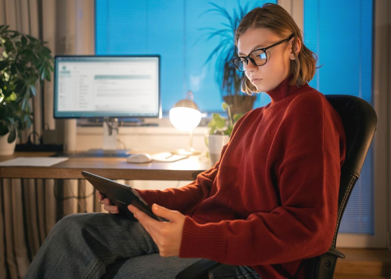 Interface d'analyse financière sur ordinateur et tablette